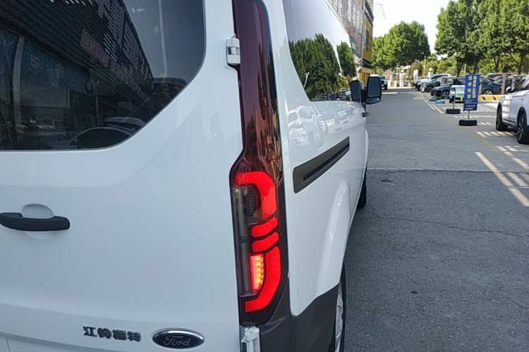 Used Ford Transit 2023 2.0T Diesel Manual Multifunction Commercial Vehicle Short Wheelbase Low Roof 5/6 Seats Right Rear Taillight
