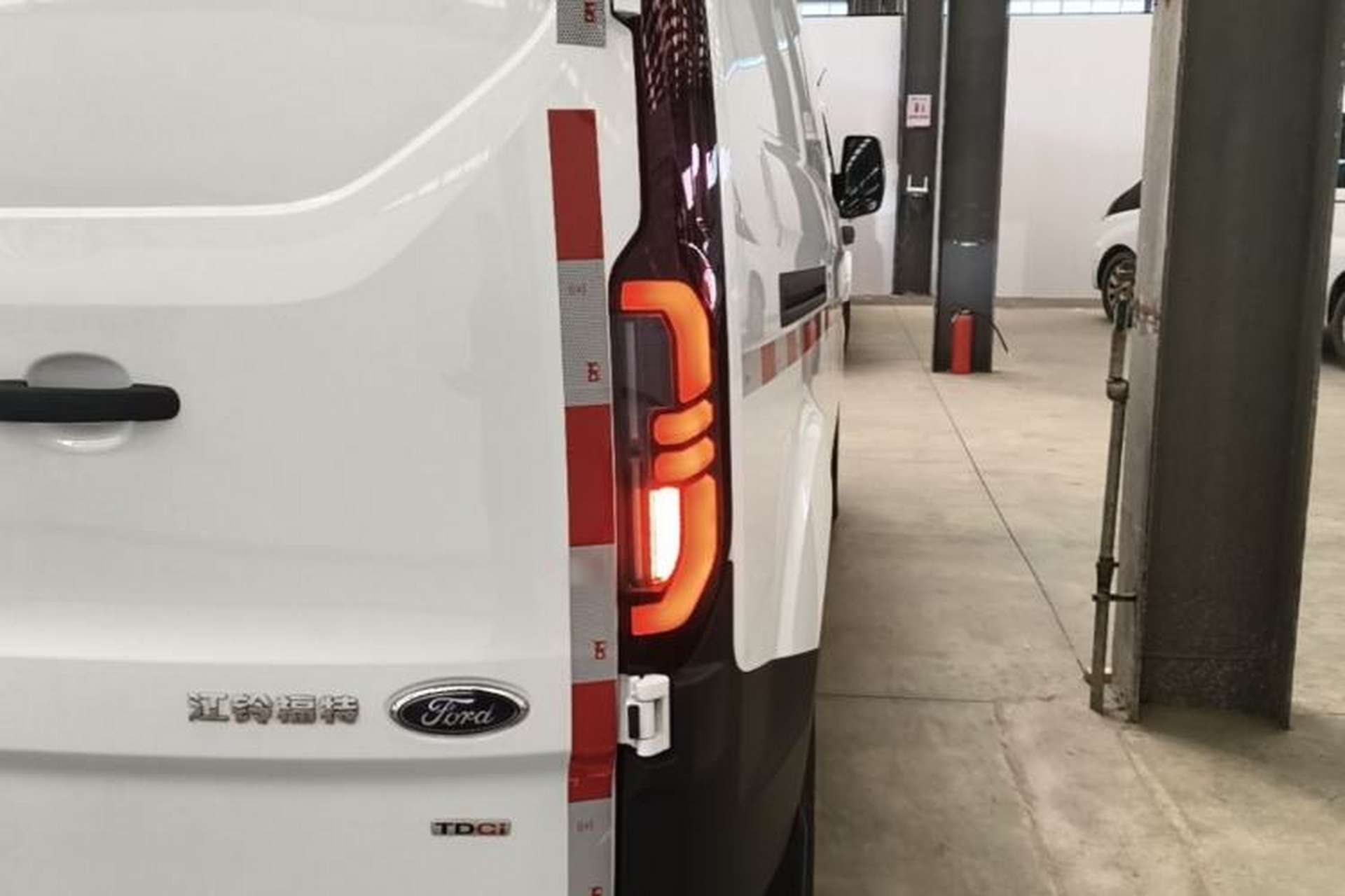 Used Ford Transit 2023 2.0T Diesel Manual Van Mid-Chassis Mid-Roof 2/3 Seats Right Rear Taillight