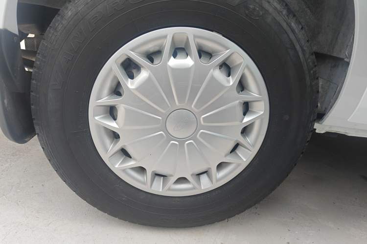 Used Ford Transit 2023 2.0T Diesel Automatic Commercial & Travel Version Mid-axle Low-roof Design 7/8/9-Seater Right Rear Wheel Hub