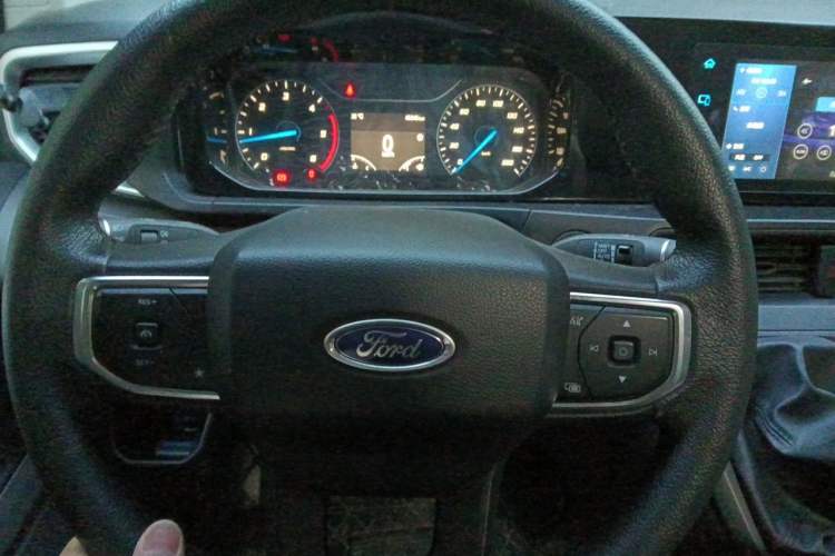 Used Ford Transit 2023 2.0T Diesel Manual Multifunction Commercial Vehicle Short Wheelbase Low Roof 5/6 Seats Steering Wheel