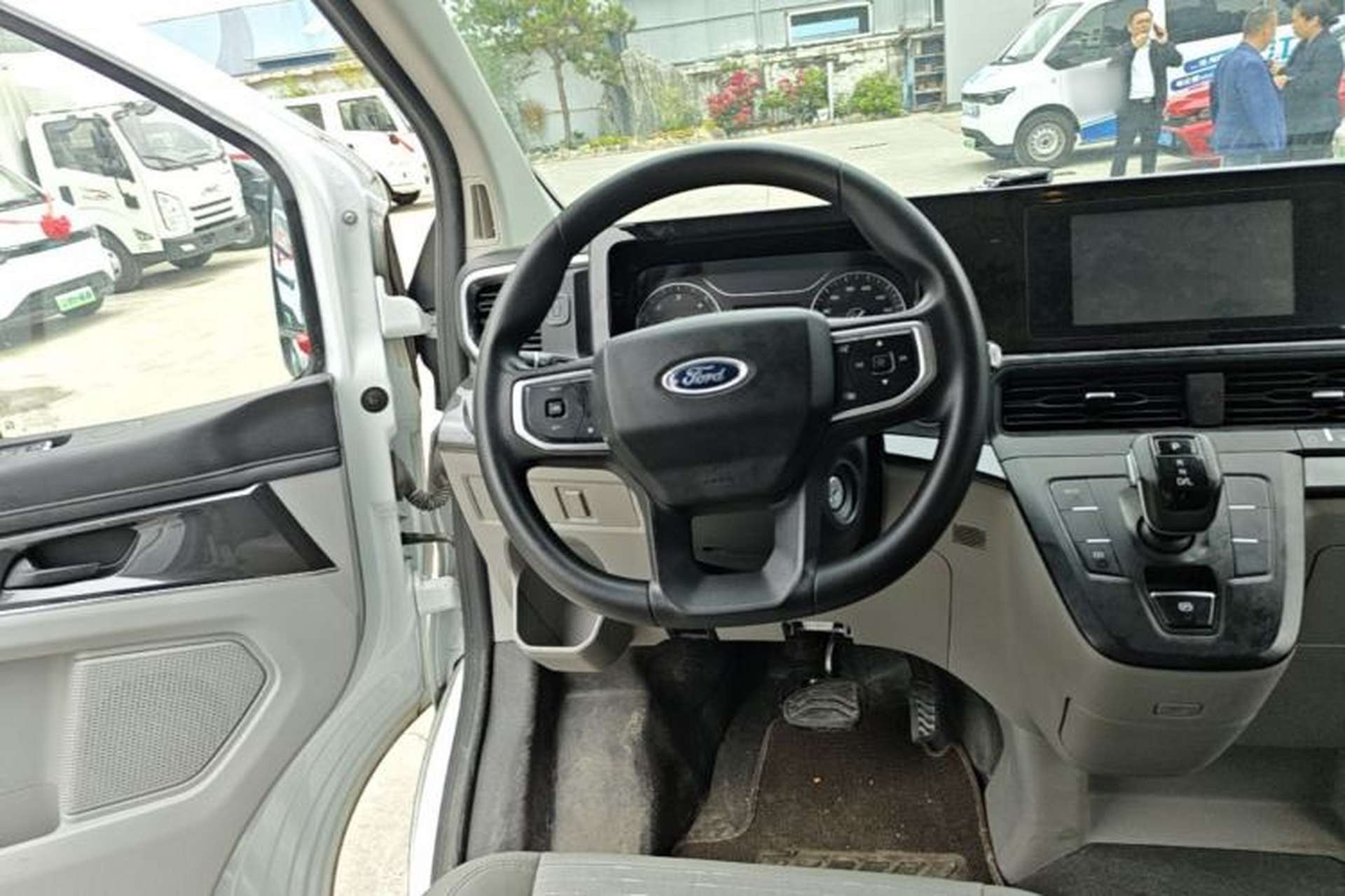 Used Ford Transit 2023 2.0T Diesel Automatic Commercial Van Short Wheelbase Low Roof—7/8/9-Seater Steering Wheel