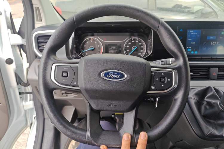 Used Ford Transit 2023 2.0T Gasoline Manual Multifunction Commercial Vehicle Short Wheelbase Low Roof 5/6 Seats Steering Wheel