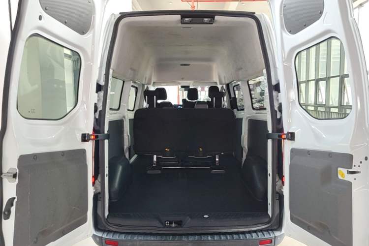 Used Ford Transit 2023 2.0T Diesel Manual Multifunction Commercial Vehicle Mid-axle Mid-roof 5/6 Seats Trunk