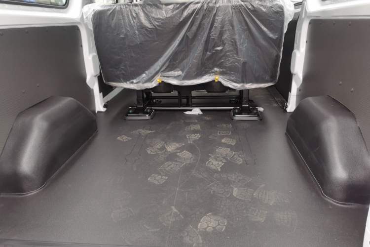 Used Ford Transit 2023 2.0T Diesel Manual Multifunction Commercial Vehicle Mid-axle Mid-roof 5/6 Seats Trunk