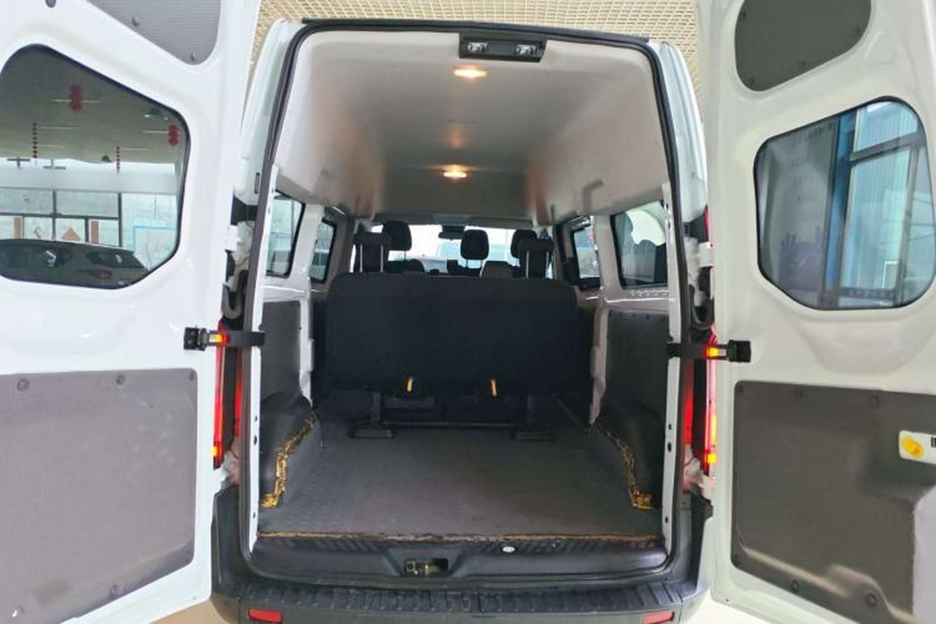 Used Ford Transit 2023 2.0T Diesel Manual Multifunction Commercial Vehicle Mid-axle Mid-roof 5/6 Seats Trunk