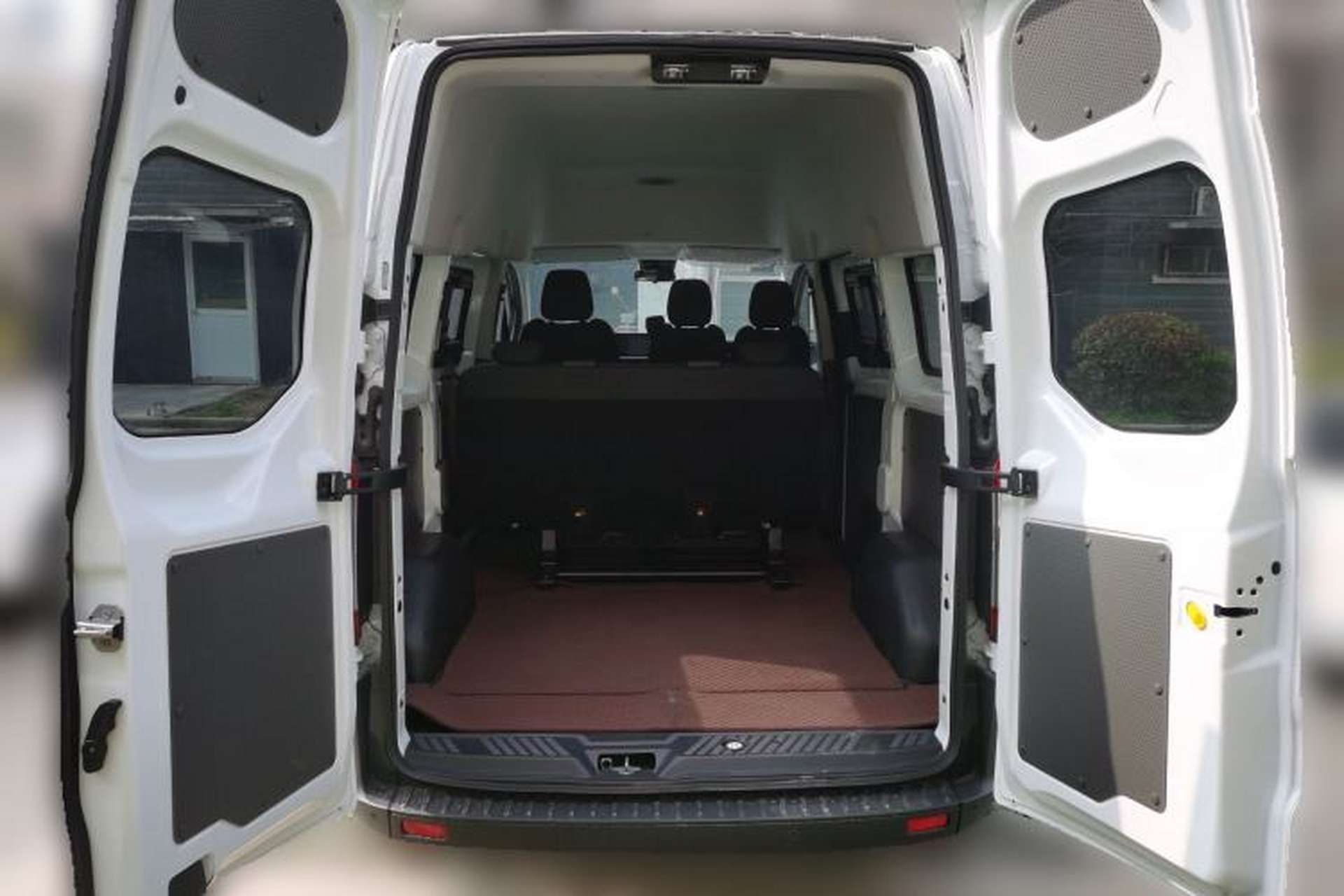 Used Ford Transit 2023 2.0T Gasoline Automatic Multi-Function Commercial Vehicle Short Wheelbase Mid-Roof Design 5/6 Seats Trunk