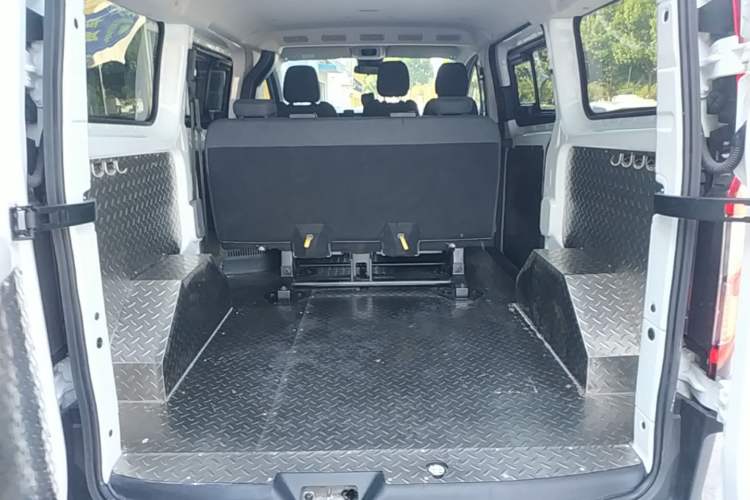 Used Ford Transit 2023 2.0T Diesel Manual Multifunction Commercial Vehicle Short Wheelbase Low Roof 5/6 Seats Trunk