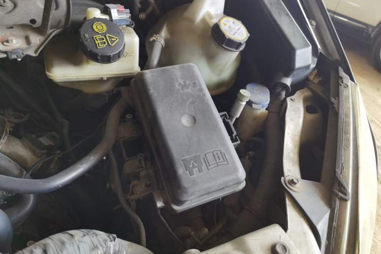 Used Ford Transit Custom 2009 2.4T Diesel Standard Version Long Wheelbase Mid-Roof China III Standard Engine Bay Left