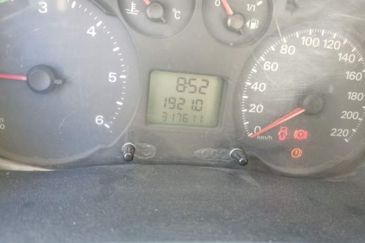 Used Ford Transit Custom 2009 2.4T Diesel Standard Version Short Wheelbase Mid-Roof China Stage III Odometer Close Up