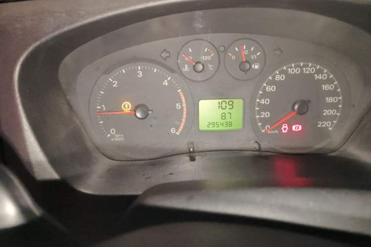 Used Ford Transit Custom 2009 2.4T Diesel Multi-Function Long Wheelbase Mid-Roof Emission Standard III Odometer Close Up