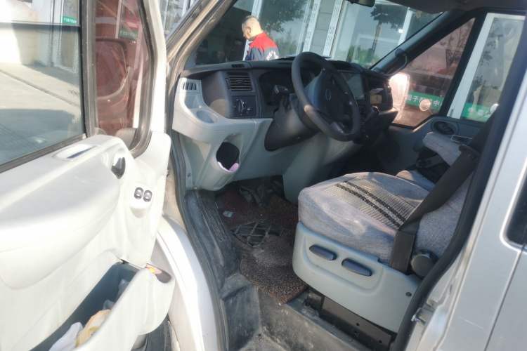 Used Ford Transit Custom 2009 2.4T Diesel Standard Version Short Wheelbase Mid-Roof China Stage III Driver Seat