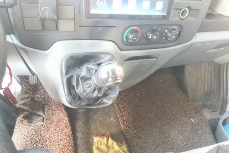 Used Ford Transit Custom 2009 2.4T Diesel Standard Version Short Wheelbase Mid-Roof China Stage III Gear Lever