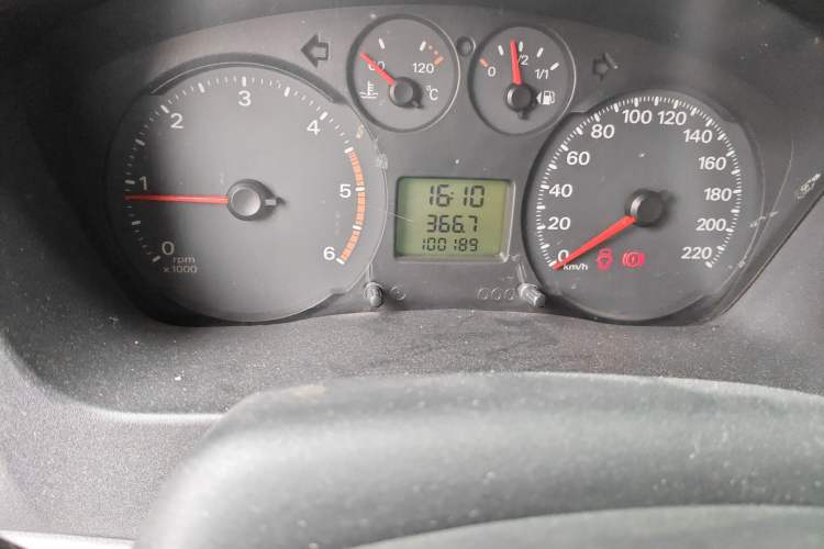 Used Ford Transit Custom 2009 2.4T Diesel Luxury Short Wheelbase Mid-Roof Emission Standard III Odometer Close Up