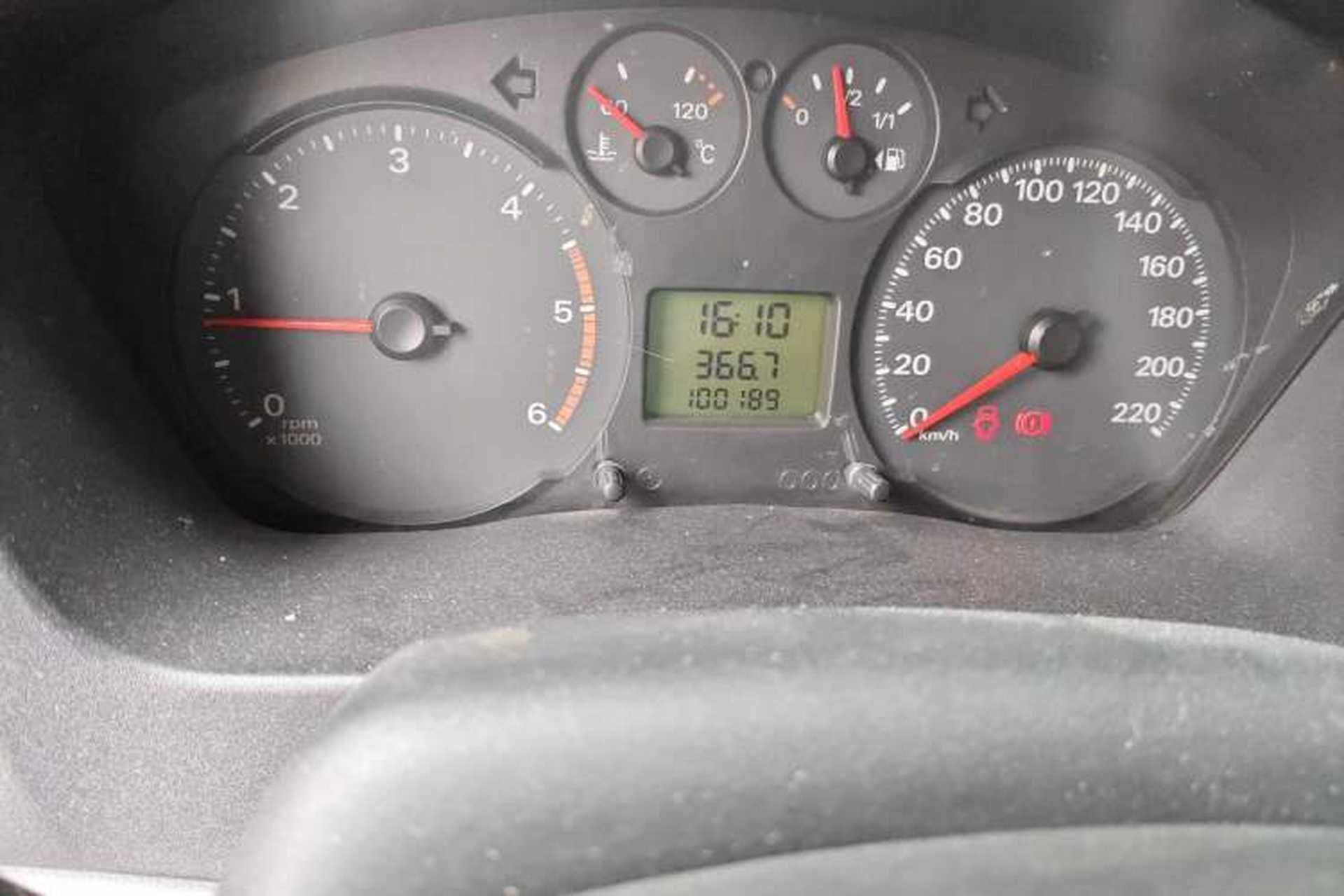 Used Ford Transit Custom 2009 2.4T Diesel Luxury Short Wheelbase Mid-Roof Emission Standard III Odometer Close Up