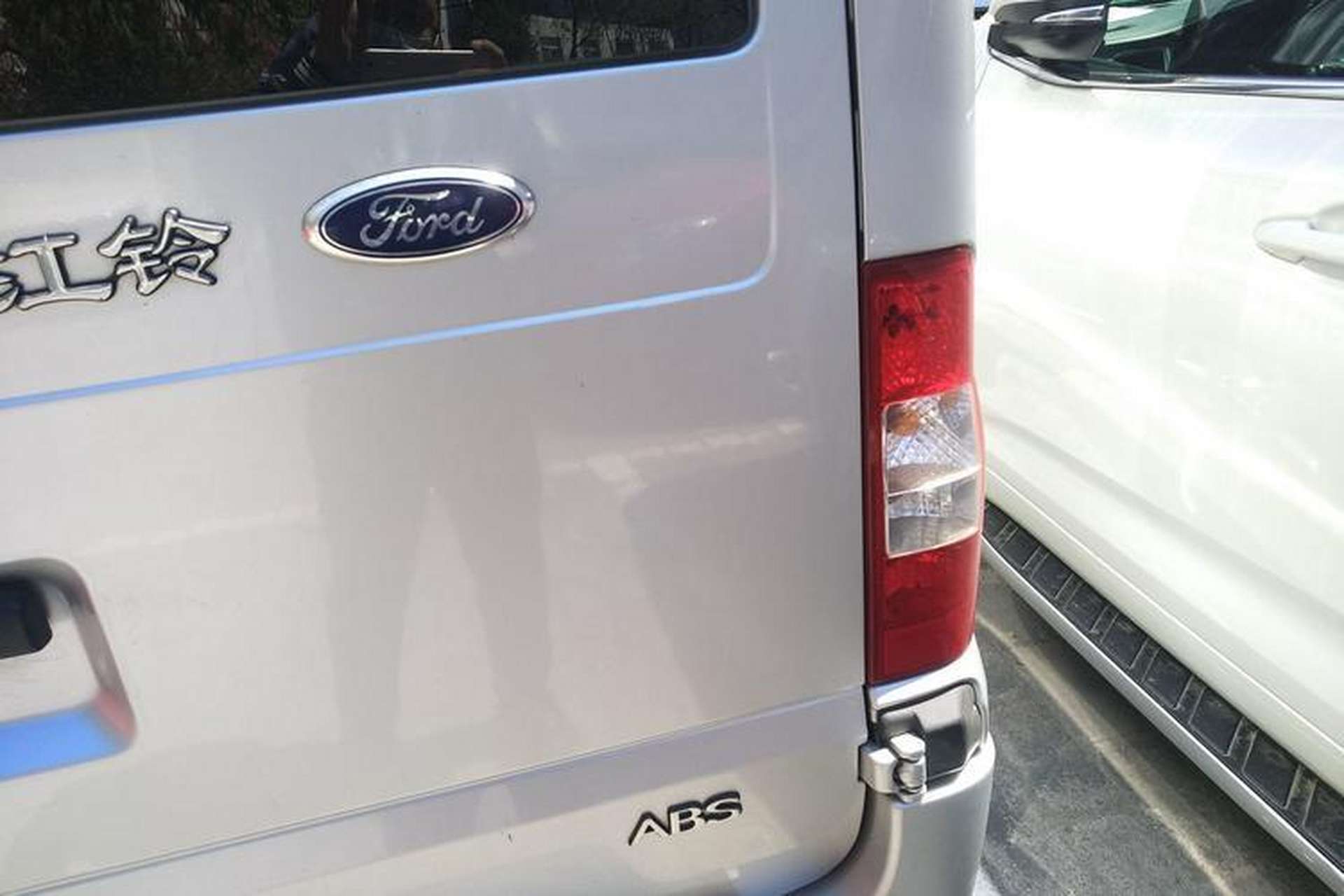 Used Ford Transit Custom 2009 2.4T Diesel Standard Version Short Wheelbase Mid-Roof China Stage III Right Rear Taillight