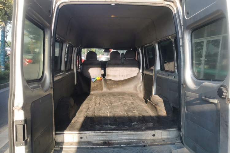 Used Ford Transit Custom 2009 2.4T Diesel Standard Version Short Wheelbase Mid-Roof China Stage III Trunk