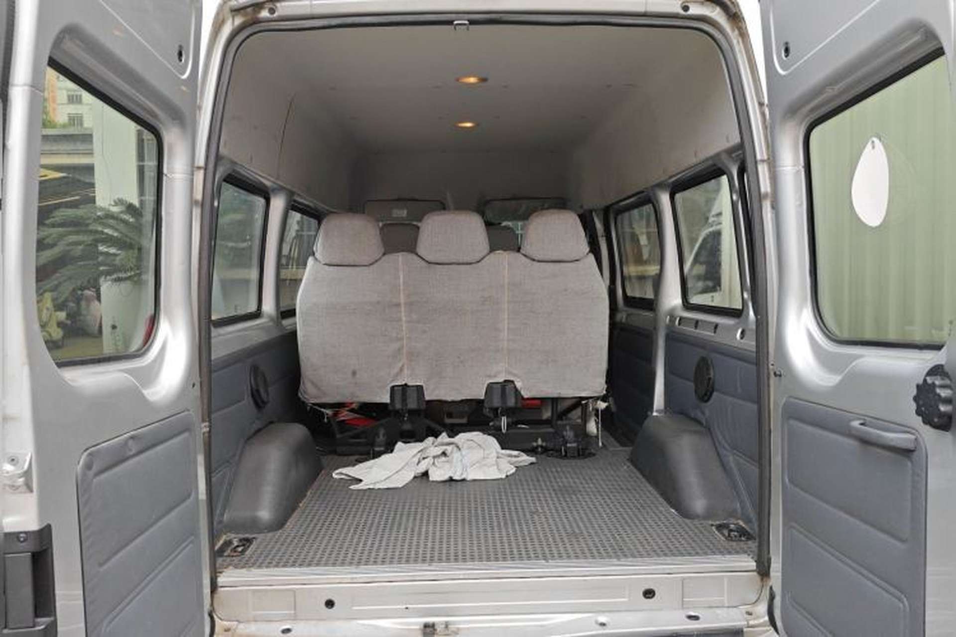 Used Ford Transit Custom 2009 2.4T Diesel Luxury Short Wheelbase Mid-Roof Emission Standard III Trunk