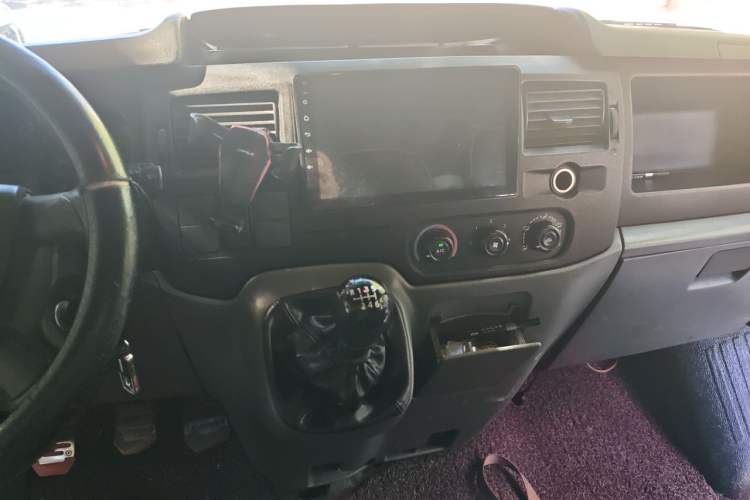 Used Ford Transit Custom 2009 2.4T Diesel Standard Version Short Wheelbase Mid-Roof China Stage III Audio And AC Panel