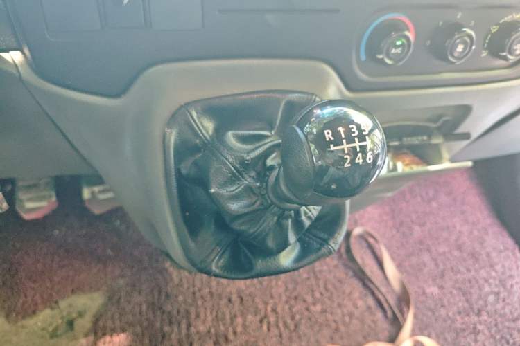 Used Ford Transit Custom 2009 2.4T Diesel Standard Version Short Wheelbase Mid-Roof China Stage III Gear Lever