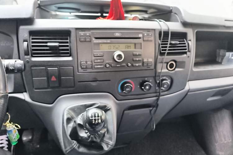 Used Ford Transit Custom 2013 2.4T Diesel Standard Version Long Wheelbase High Roof China IV Standard Audio And AC Panel