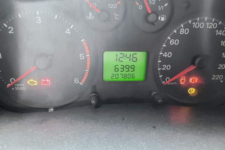 Used Ford Transit Custom 2013 2.4T Diesel Standard Version Long Wheelbase High Roof China IV Standard Odometer Close Up