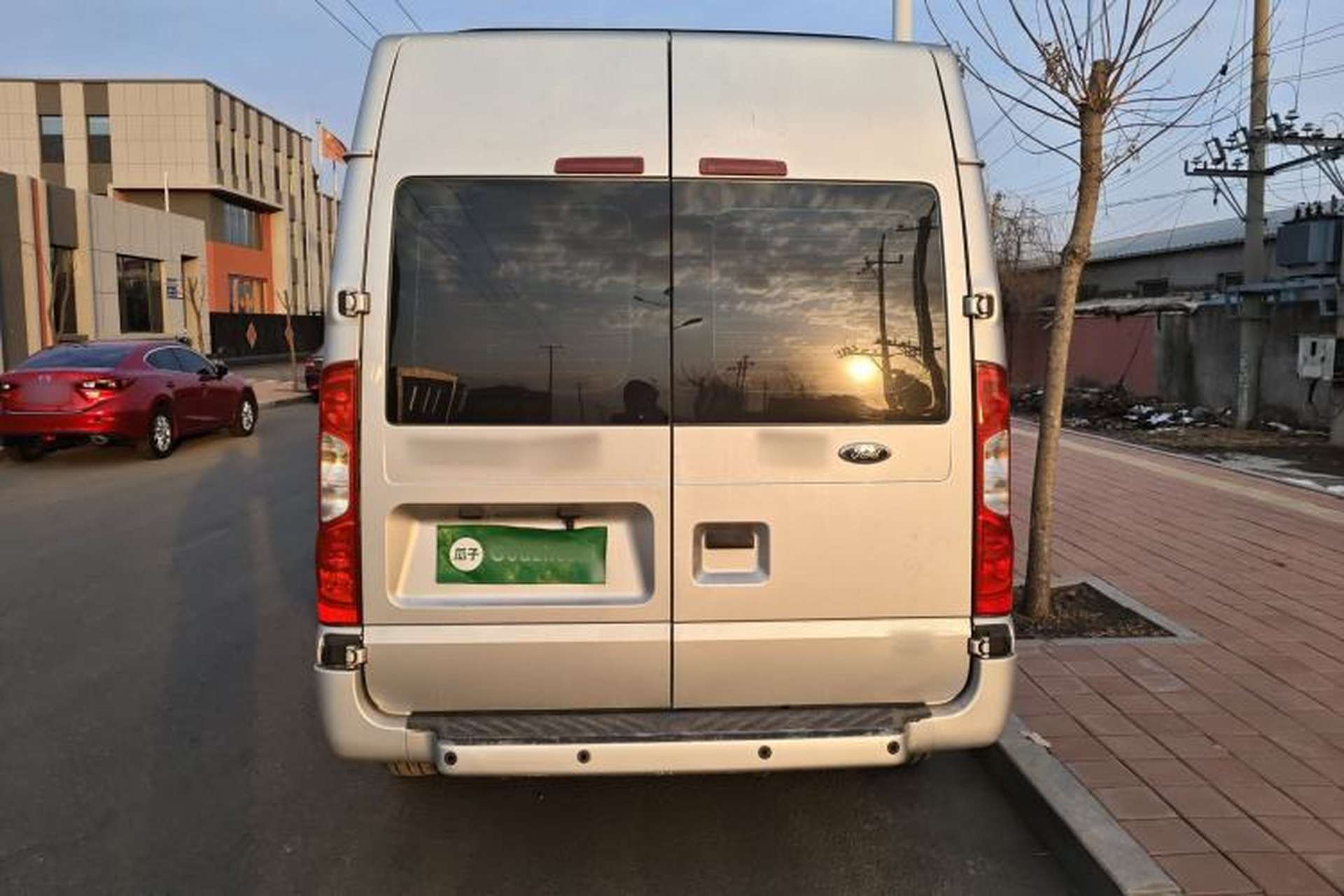 Used Ford Transit Custom 2013 2.4T Diesel Economical Logistics Vehicle Short Wheelbase Mid-Roof China III Standard Rear