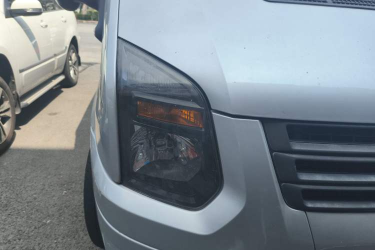 Used Ford Transit Custom 2013 2.4T Diesel Economical Logistics Vehicle Short Wheelbase Mid-Roof China III Standard Right Front Headlight
