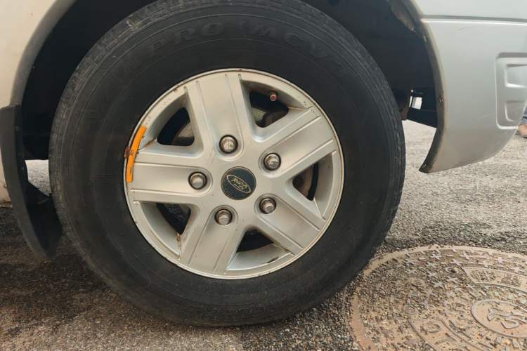Used Ford Transit Custom 2013 2.4T Diesel Economical Long-Wheelbase Mid-Roof China IV Standard Right Front Wheel Hub