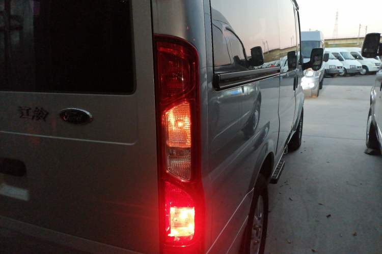 Used Ford Transit Custom 2013 2.4T Diesel Econo-Logistics Vehicle Short Wheelbase Mid-Roof China IV Standard Right Rear Taillight