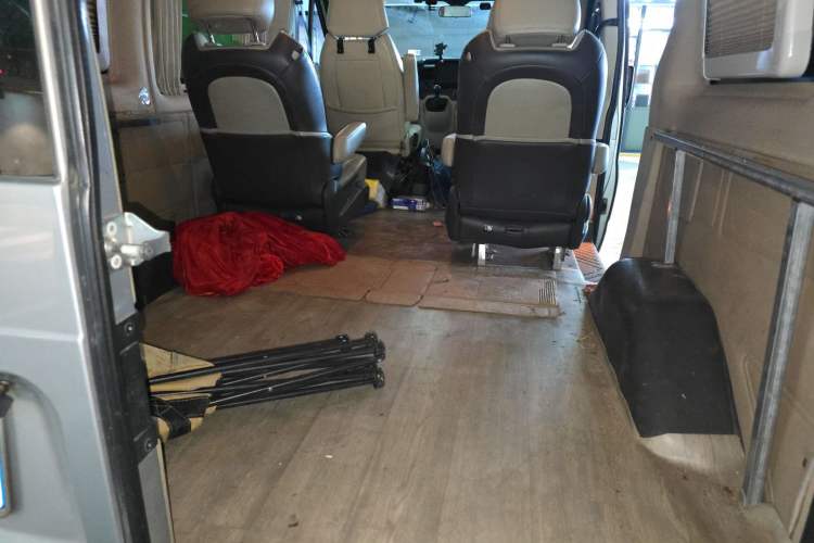 Used Ford Transit Custom 2013 2.4T Diesel Econo-Logistics Vehicle Short Wheelbase Mid-Roof China IV Standard Trunk