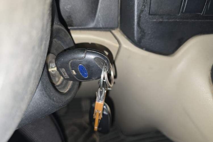 Used Ford Transit Custom 2013 2.4T Diesel Econo-Logistics Vehicle Short Wheelbase Mid-Roof China IV Standard Vehicle Key