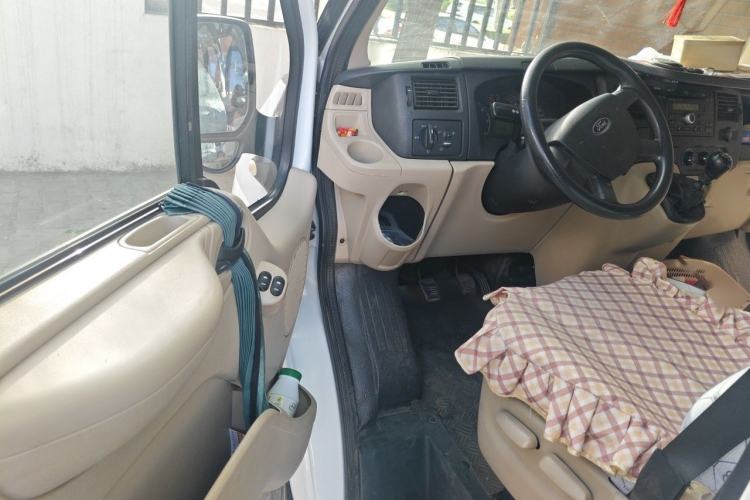 Used Ford Transit Custom 2013 2.4T Diesel Economical Logistics Vehicle Short Wheelbase Mid-Roof China III Standard Interior 3