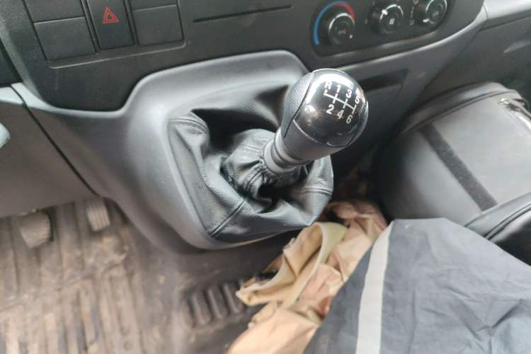 Used Ford Transit Custom 2015 2.4T Short-Wheelbase 6-Seater Mid-Roof Multi-Purpose Vehicle Gear Lever