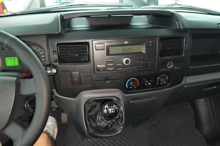 Used Ford Transit Custom 2016 2.2T Short-Wheelbase 6-Seater Mid-Roof Multi-Purpose Vehicle Audio And AC Panel