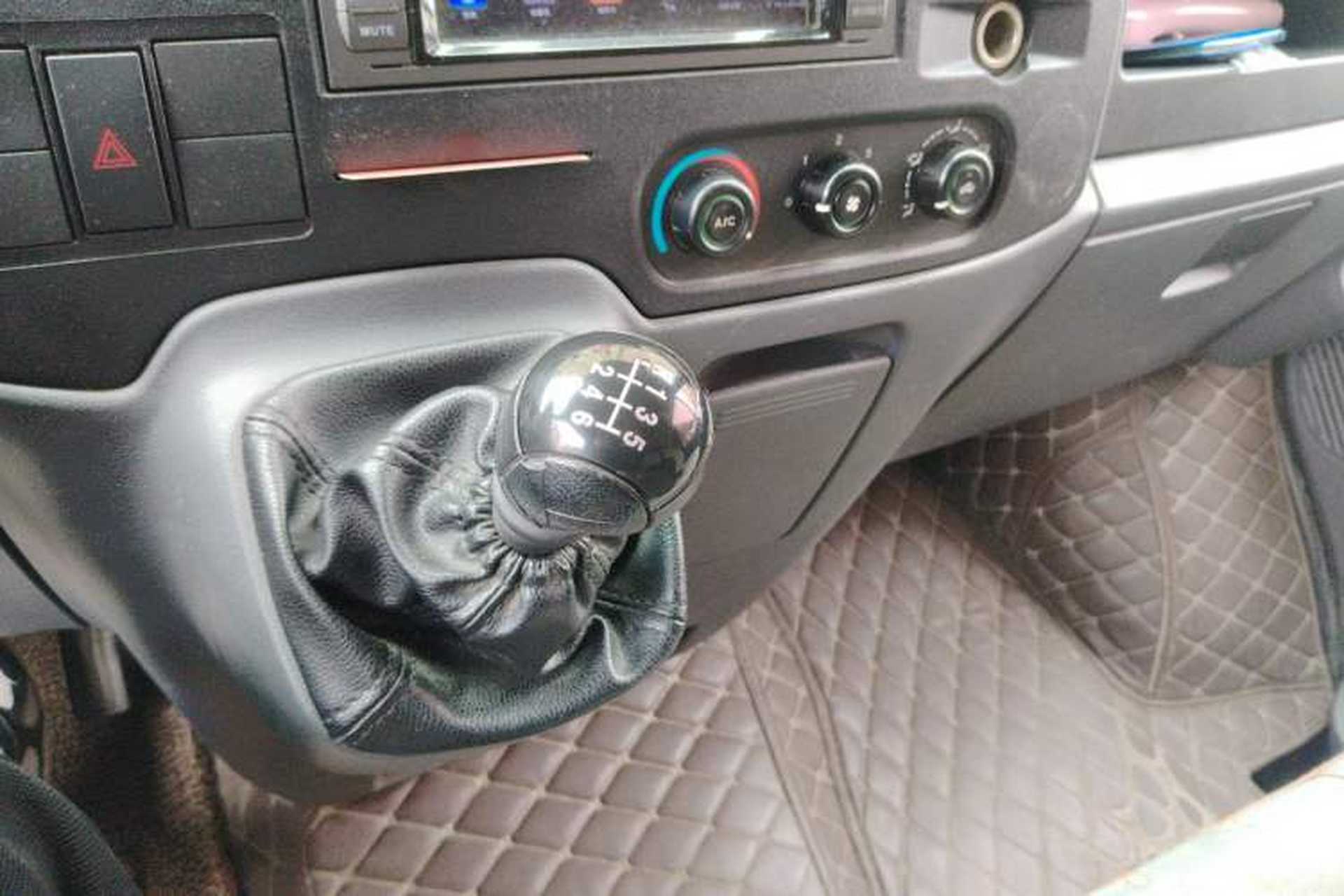 Used Ford Transit Custom 2016 2.2T Short-Wheelbase 6-Seater Mid-Roof Multi-Purpose Vehicle Gear Lever