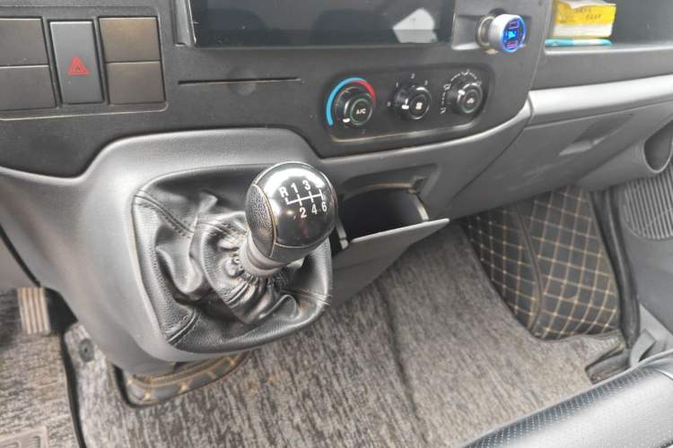 Used Ford Transit Custom 2016 2.2T Short-Wheelbase 6-Seater Mid-Roof Multi-Purpose Vehicle Gear Lever