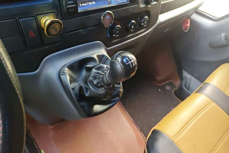 Used Ford Transit Custom 2016 2.2T Short-Wheelbase 6-Seater Mid-Roof Multi-Purpose Vehicle Gear Lever