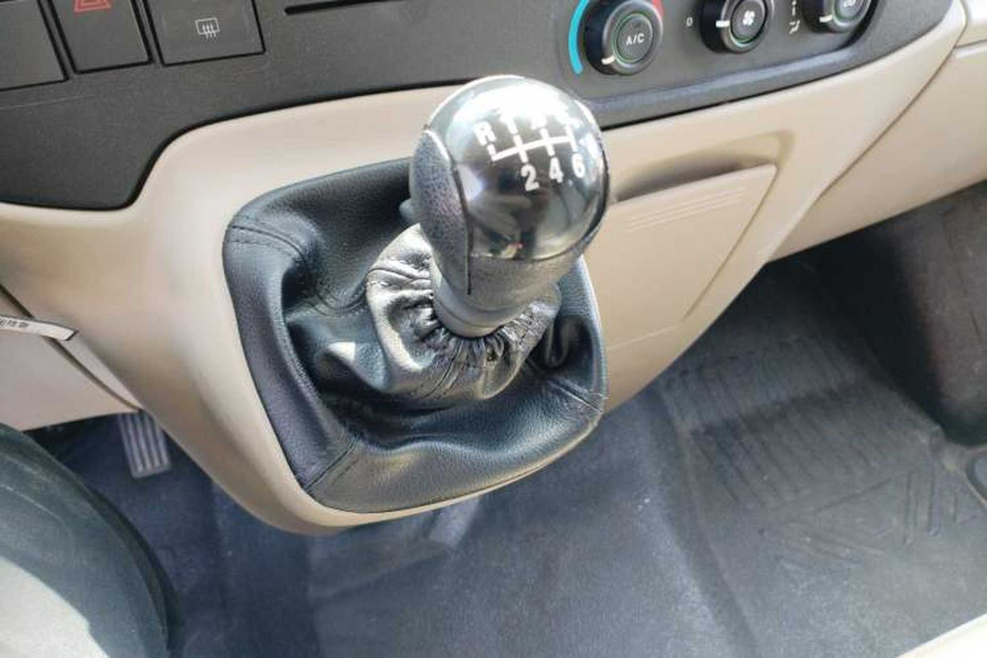 Used Ford Transit Custom 2016 2.2T Long Wheelbase 15-Seater Mid-Roof Luxury Version Gear Lever
