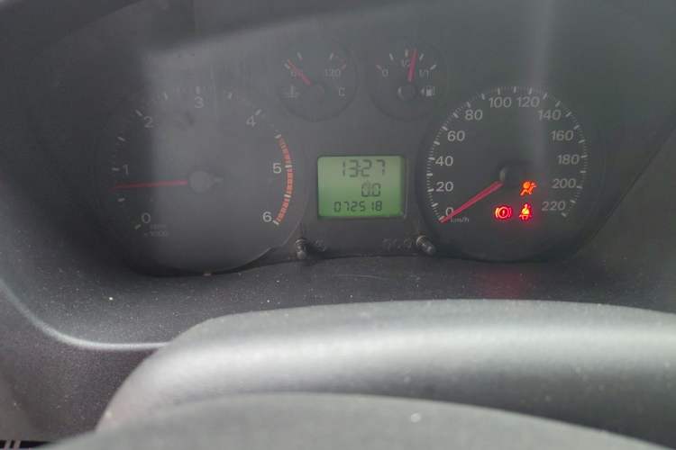 Used Ford Transit Custom 2016 2.2T Long-Wheelbase 6/7-Seater Mid-Roof Multi-Purpose Vehicle Odometer Close Up