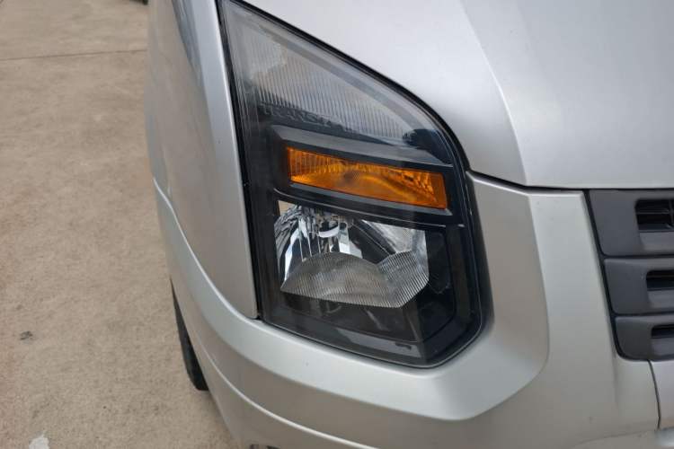 Used Ford Transit Custom 2016 2.2T Short-Wheelbase 6-Seater Mid-Roof Multi-Purpose Vehicle Right Front Headlight