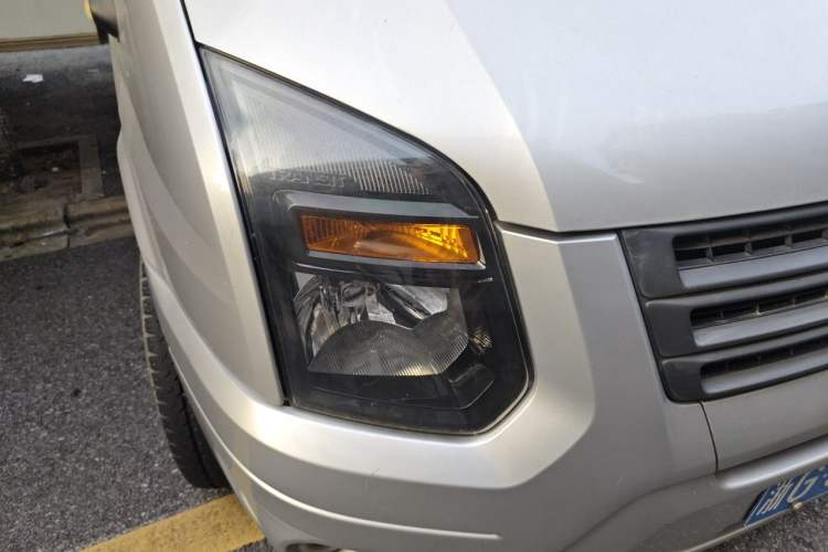 Used Ford Transit Custom 2016 2.2T Short-Wheelbase 6-Seater Mid-Roof Multi-Purpose Vehicle Right Front Headlight