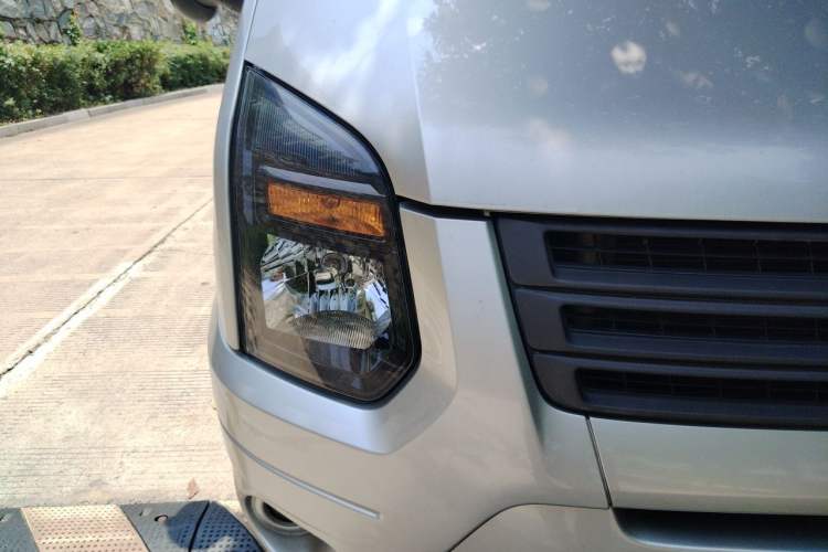 Used Ford Transit Custom 2016 2.2T Short-Wheelbase 6-Seater Mid-Roof Multi-Purpose Vehicle Right Front Headlight