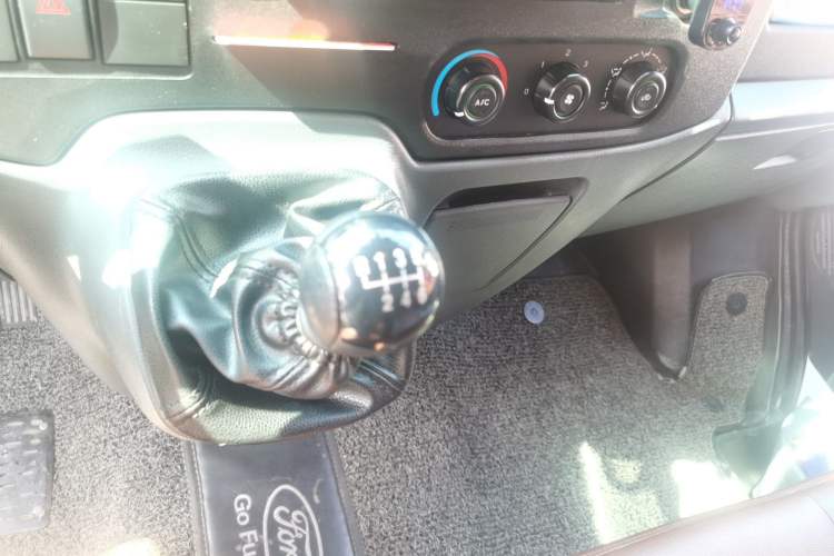 Used Ford Transit Custom 2016 2.2T Short Wheelbase 7-Seater Mid-Height Luxury Coach Gear Lever