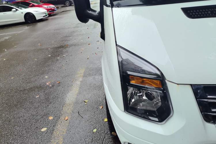Used Ford Transit Custom 2016 2.2T Long-Wheelbase 6/7-Seater Mid-Roof Multi-Purpose Vehicle Right Front Headlight