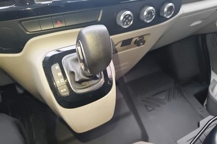 Used Ford Transit Custom 2021 2.2T Automatic Standard Passenger Van Pro Short Wheelbase 7-Seater Mid-Roof Euro VI compliant Gear Lever