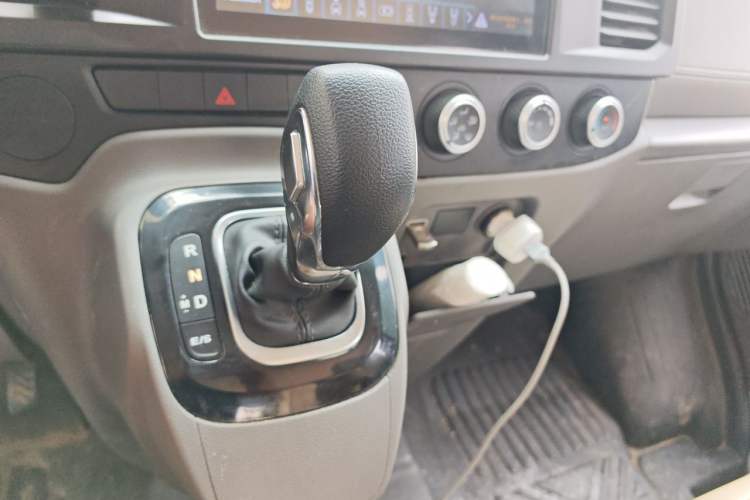 Used Ford Transit Custom 2021 2.2T Automatic Logistics Vehicle Pro Short Wheelbase 6-Seater Low Roof China VI Standard Gear Lever