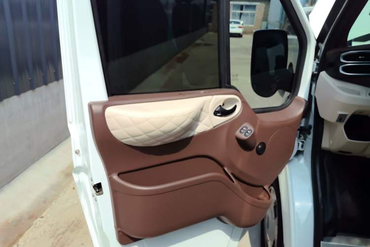 Used Ford Transit Custom 2021 2.2T Manual Standard Passenger Van Pro Long Wheelbase with Mechanical Pedals 9-Seater Mid-Roof Euro VI compliant Interior 7