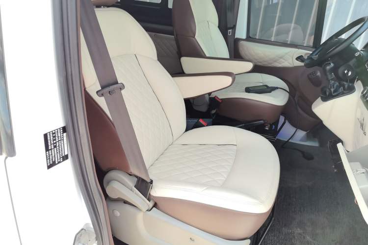 Used Ford Transit Custom 2021 2.2T Manual Standard Passenger Van Pro Long Wheelbase with Mechanical Pedals 9-Seater Mid-Roof Euro VI compliant Right Front Seat