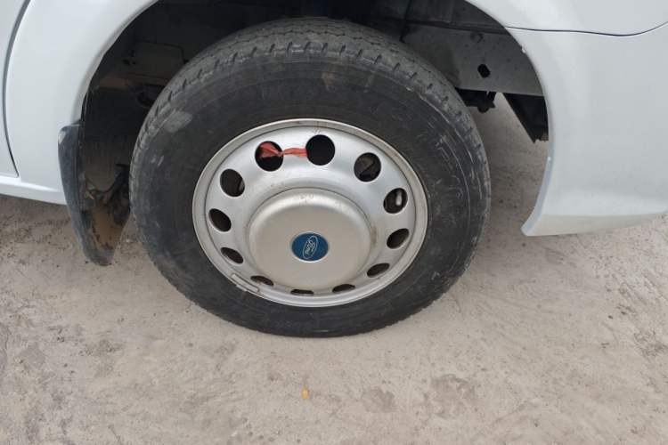 Used Ford Transit Custom 2021 2.2T Manual Van Pro 5.9-meter Long Wheelbase Rear Dual Tires 3-Seater Mid-Roof China VI Standard Right Front Wheel Hub