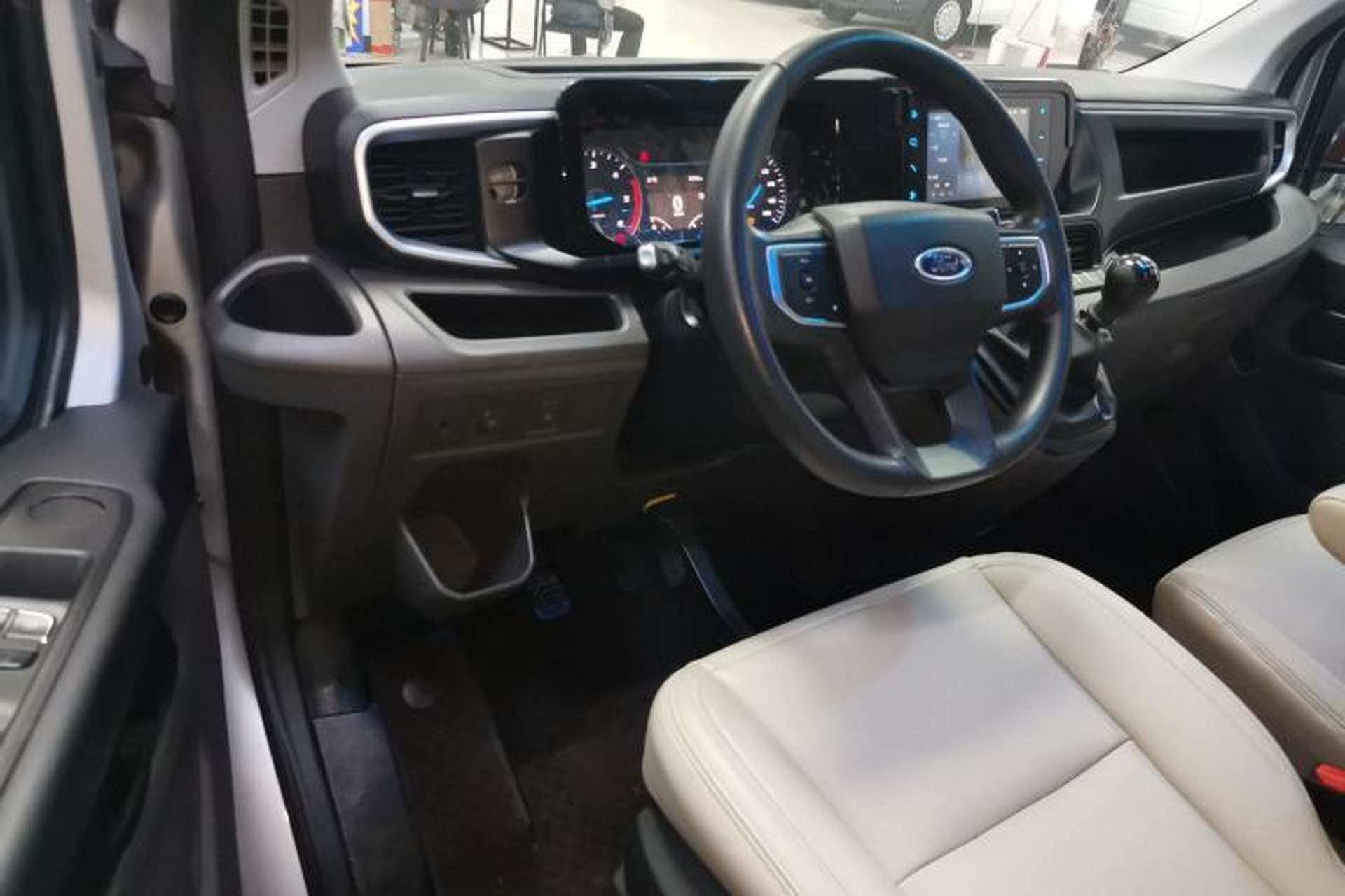 Used Ford Transit T8 2024 T8 2.0T Diesel Manual Short Wheelbase Mid-Roof 6-Seater Multi-Function Version 3/3 Center Console